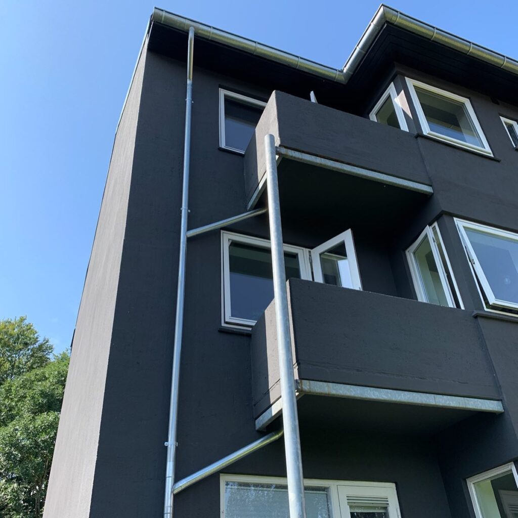 Nymalet facade på lejlighedskompleks